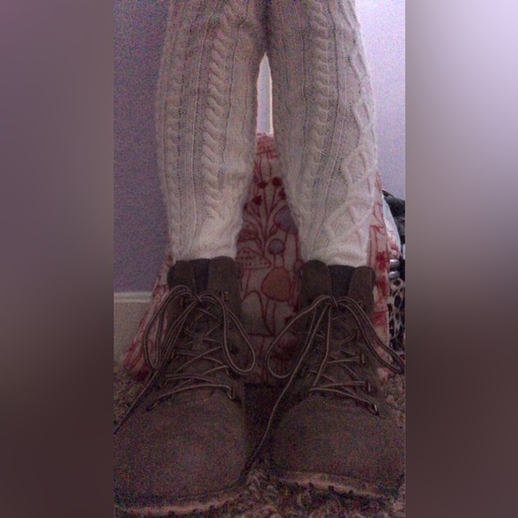 Stylish and cozy boots that are great for almost all seasons! - Picture 4 of 4